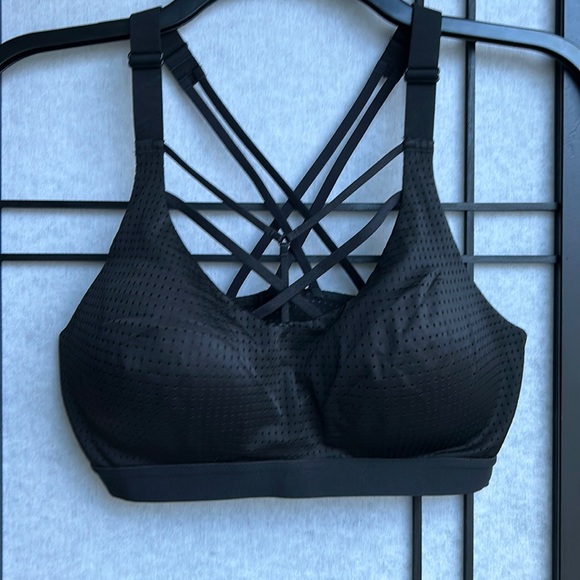 Victoria's Secret Tops - 4/$25 SALE Victoria Secret strappy workout bra